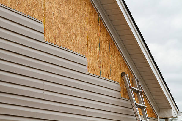 Professional Vinyl Siding technician working in Martinsburg, OH
